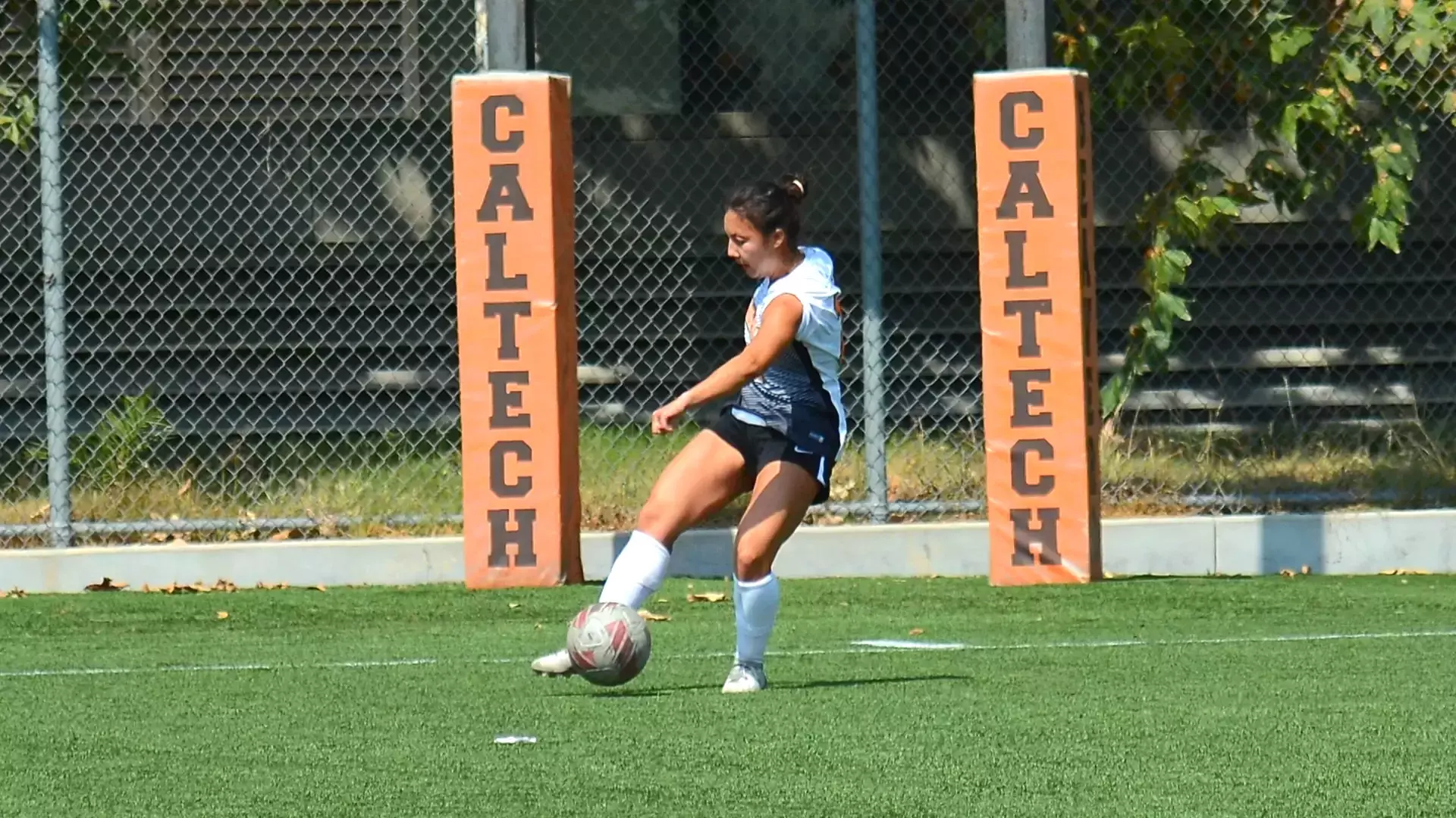 Juni Polansky plays the ball backward to a teammate