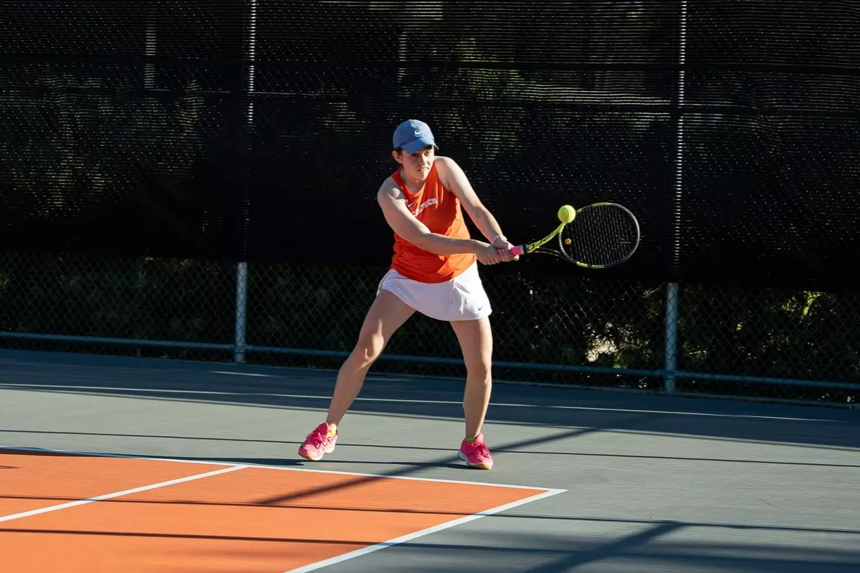 Anna Szczuka returns a ball on her backhand side