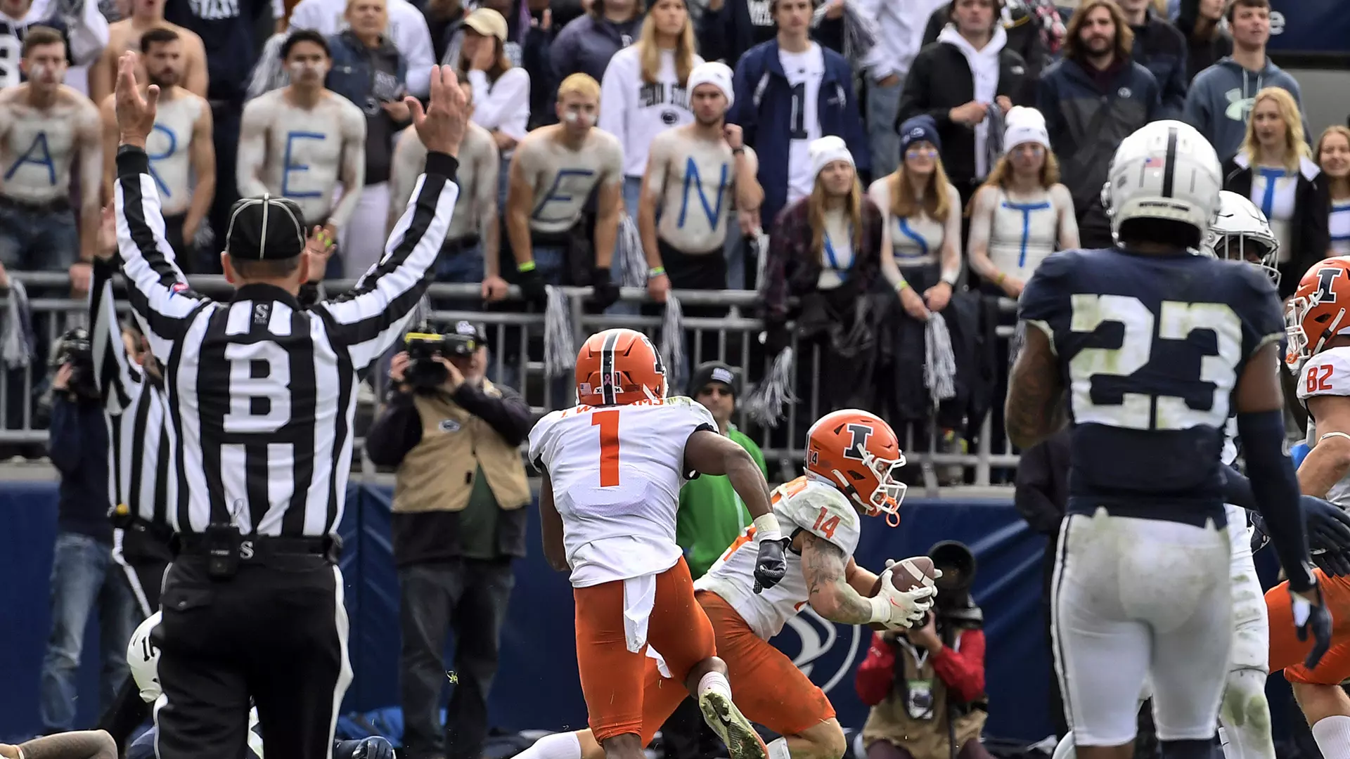 Illinois wide receiver Casey Washington celebrates after making a catch for a 2-point conversion 