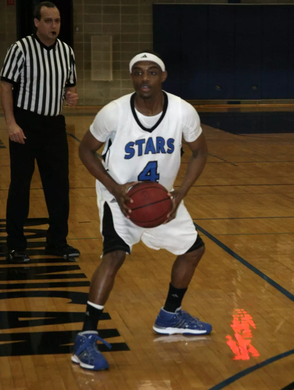 Jovan Turley looks to pass