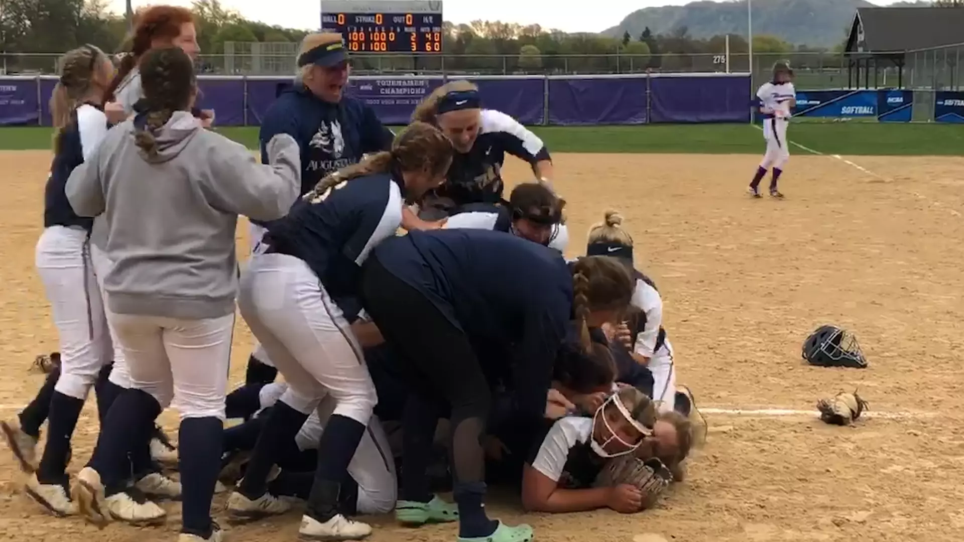AU SB Dog Pile