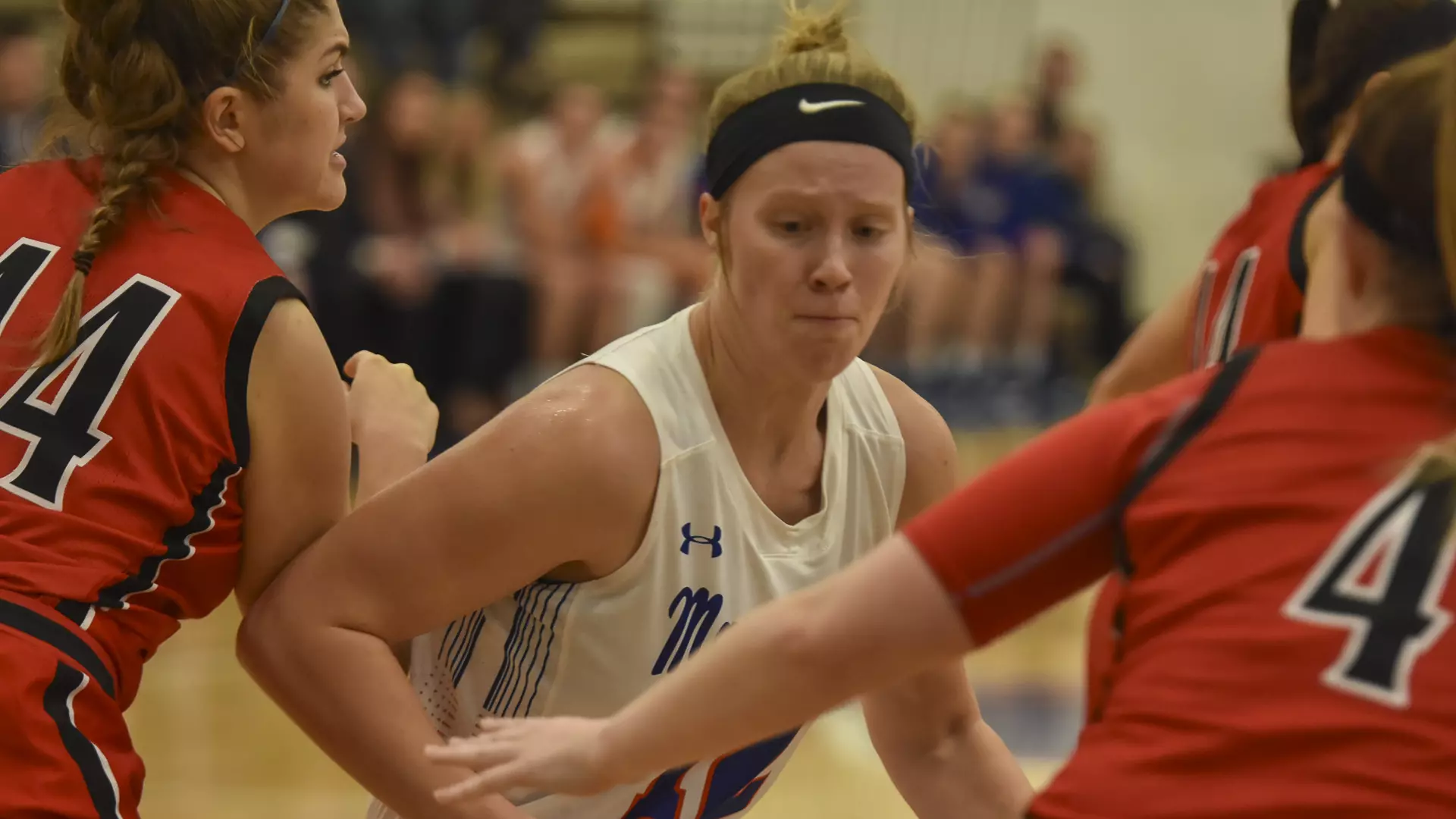 Askvig posts up against Minot