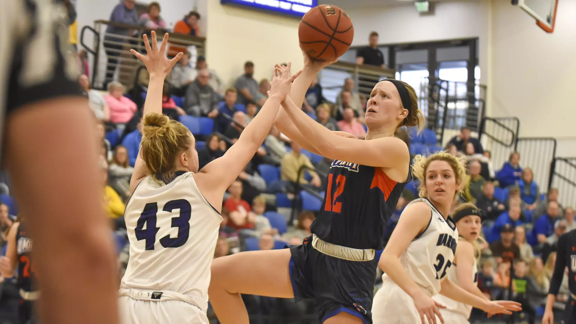 Askvig finishes strong at rim