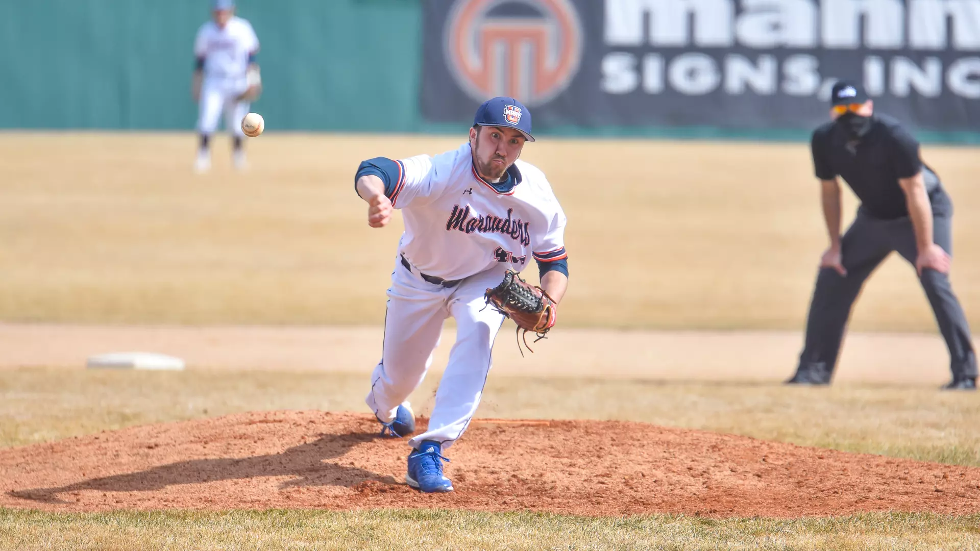 Mark Schommer delivers a pitch in Umary' s20021 homme opener