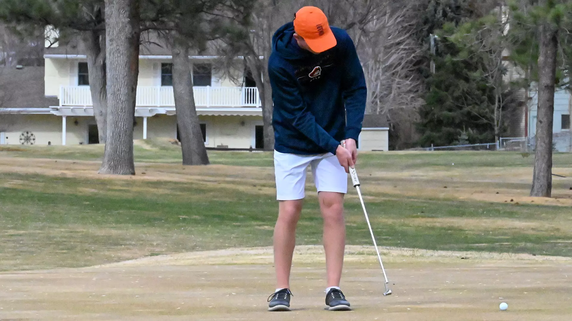 UMary men's Golf putting