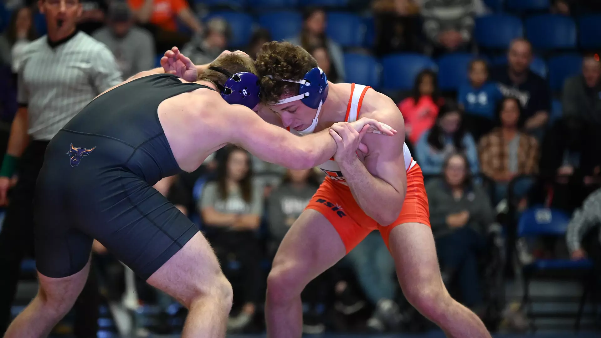 Wyatt Lidberg grapples with Mankato wrestler