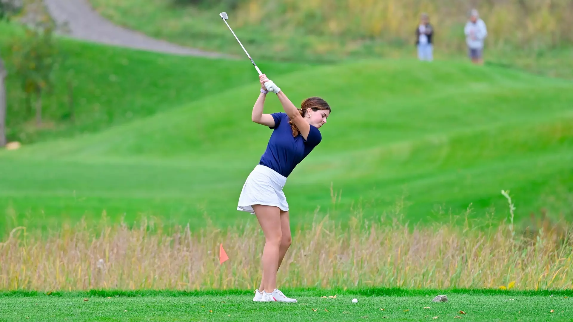 Carrie Carmichael chipping the ball