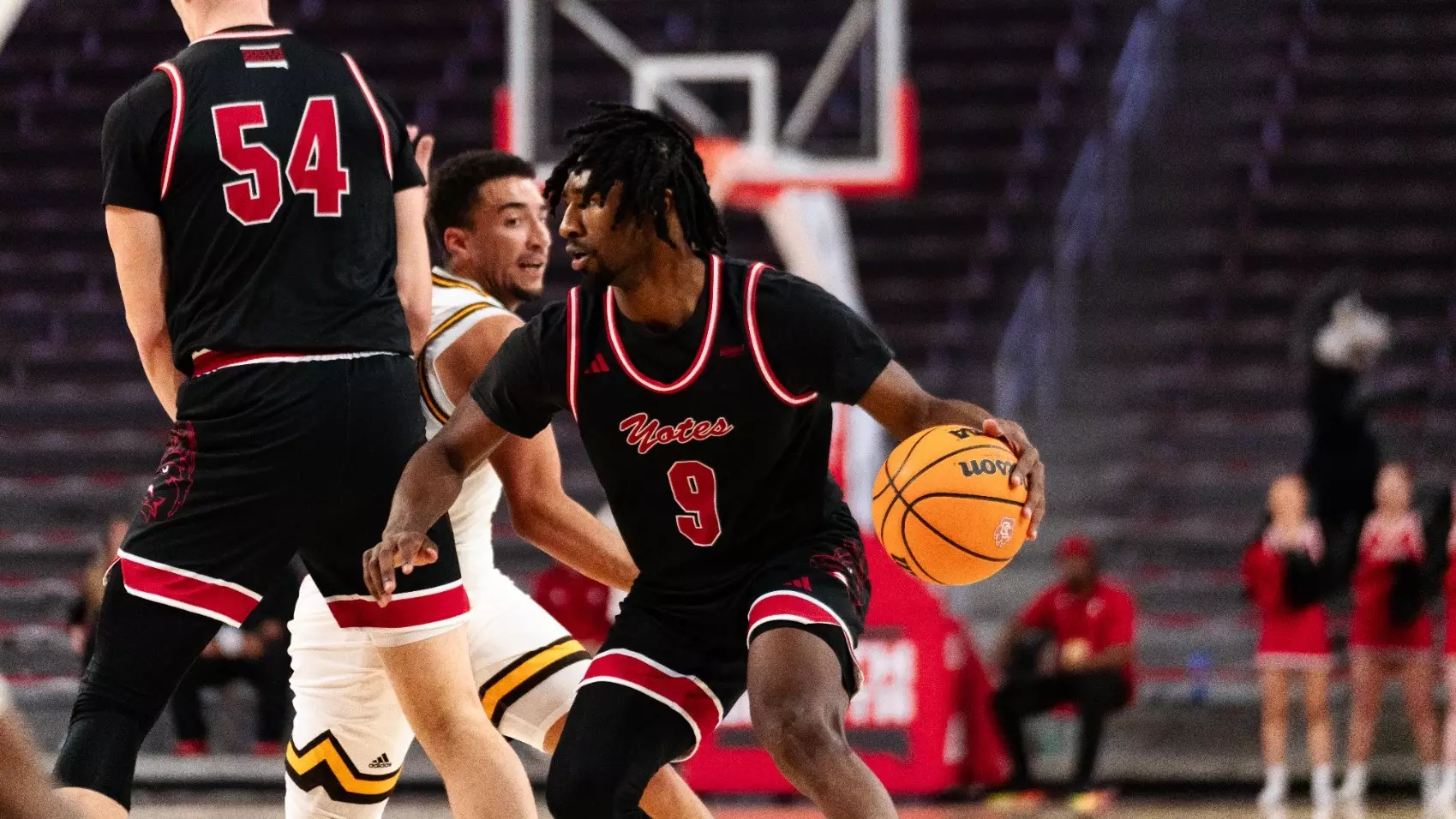 121024 MBB Chase Forte looking to drive against Wyoming