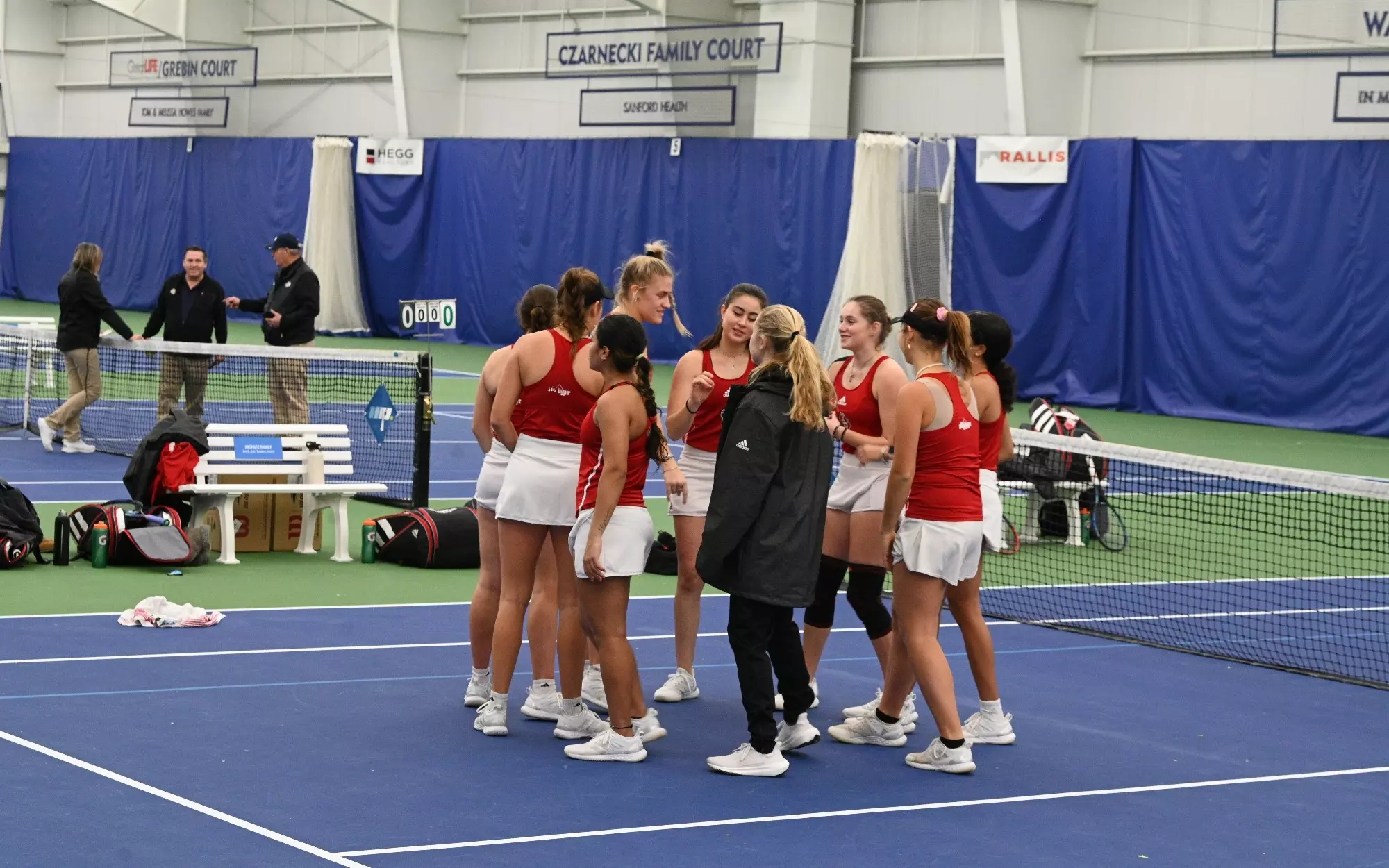 womens tennis team huddle 