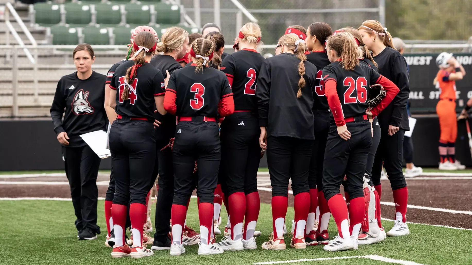 softball huddle_black uniforms