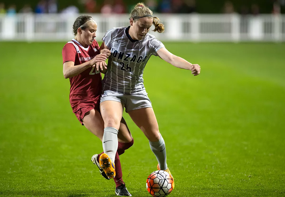 Jodi Ulkekul battles with a WSU defender