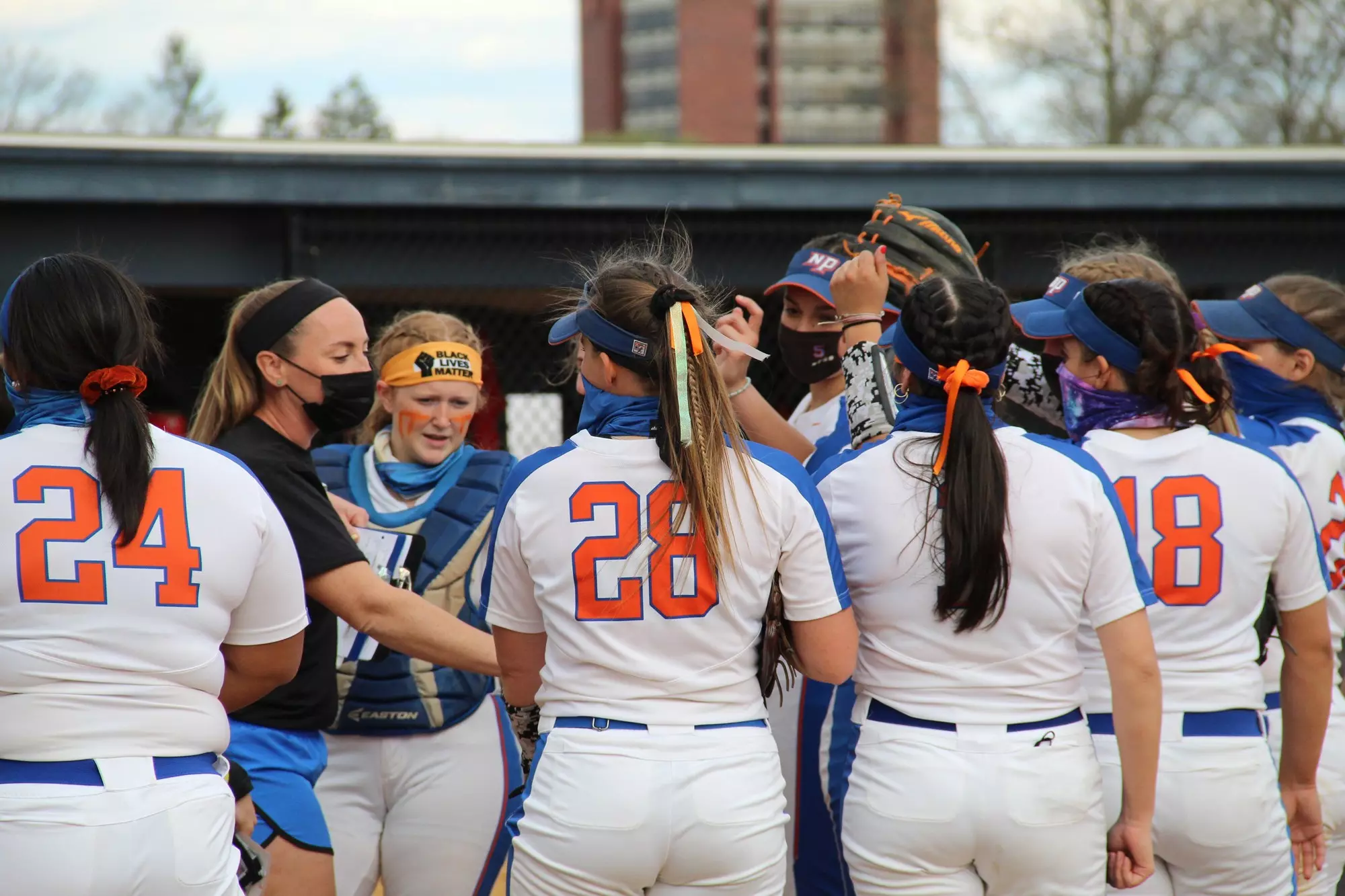 Coach Krysti Maronski talks to her team in between innings 