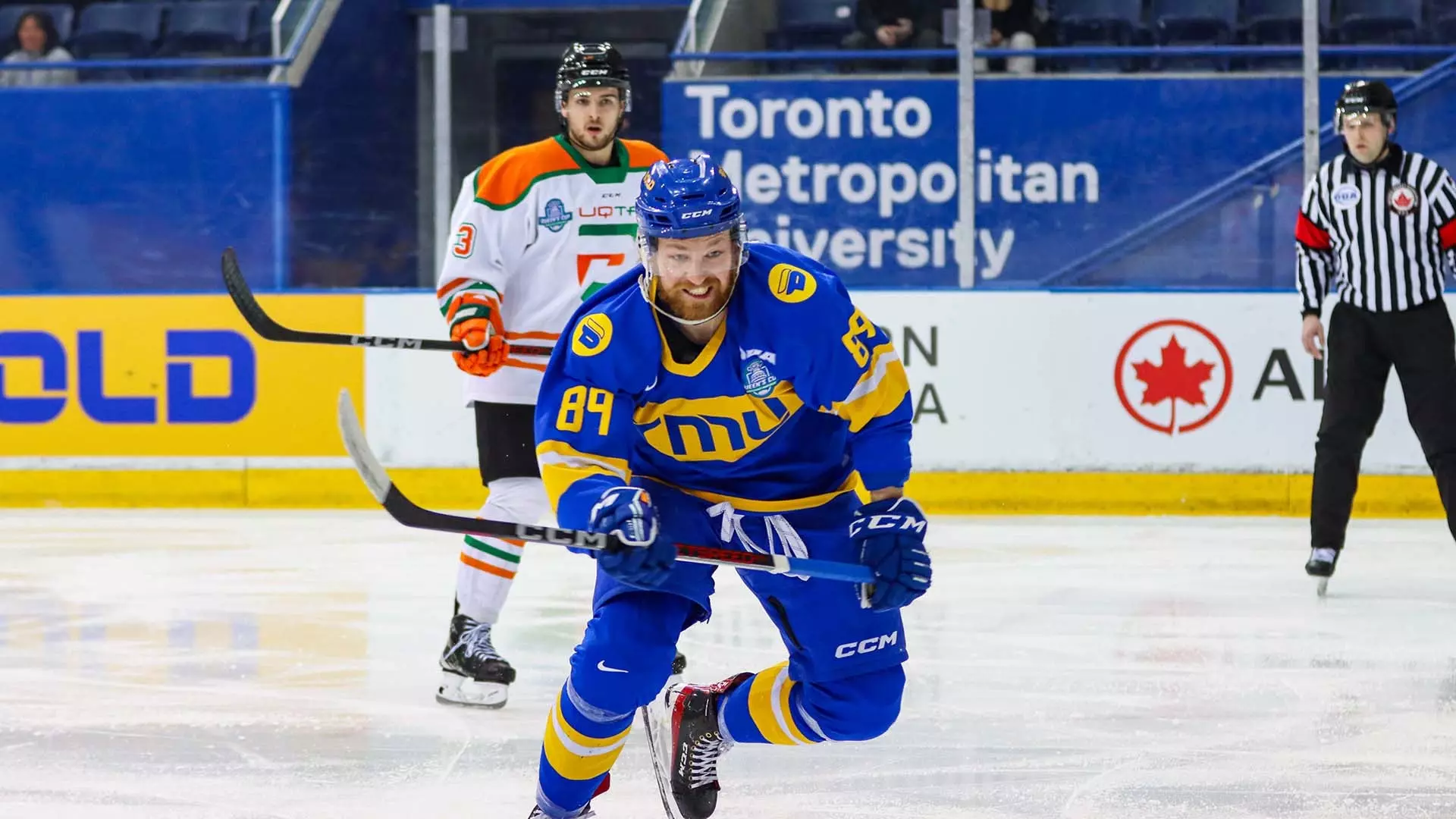 TMU player skates for puck vs UQTR
