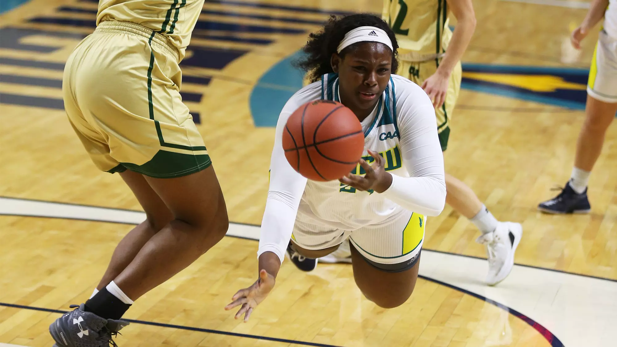 Chinyere Bell 2017-18 Action vs William & Mary