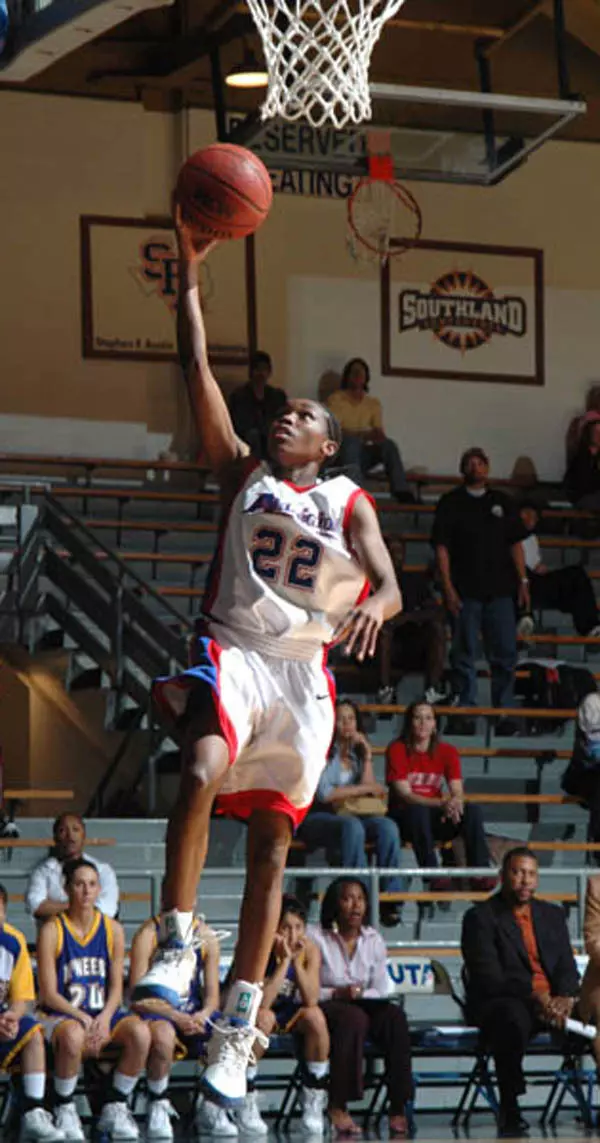 Wallace leads Mavs with 20 points over Nicholls State