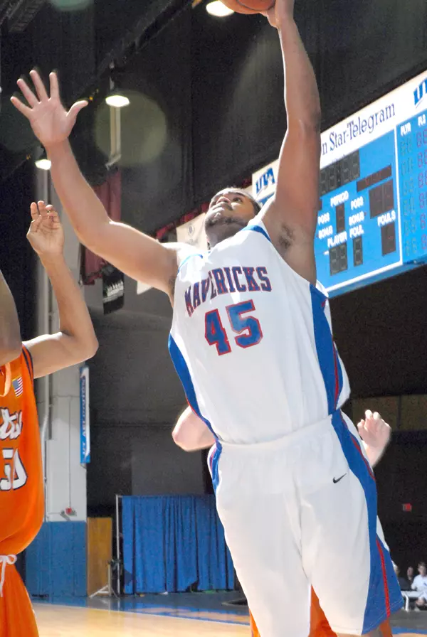 Larry Posey had 12 points and seven rebounds to lead the Mavs Monday night.