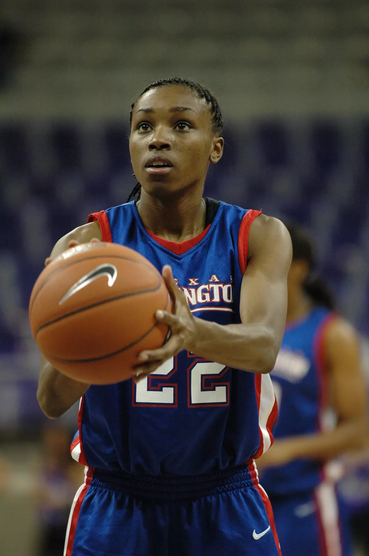 Terra Wallace leads Mavs with 18 points.