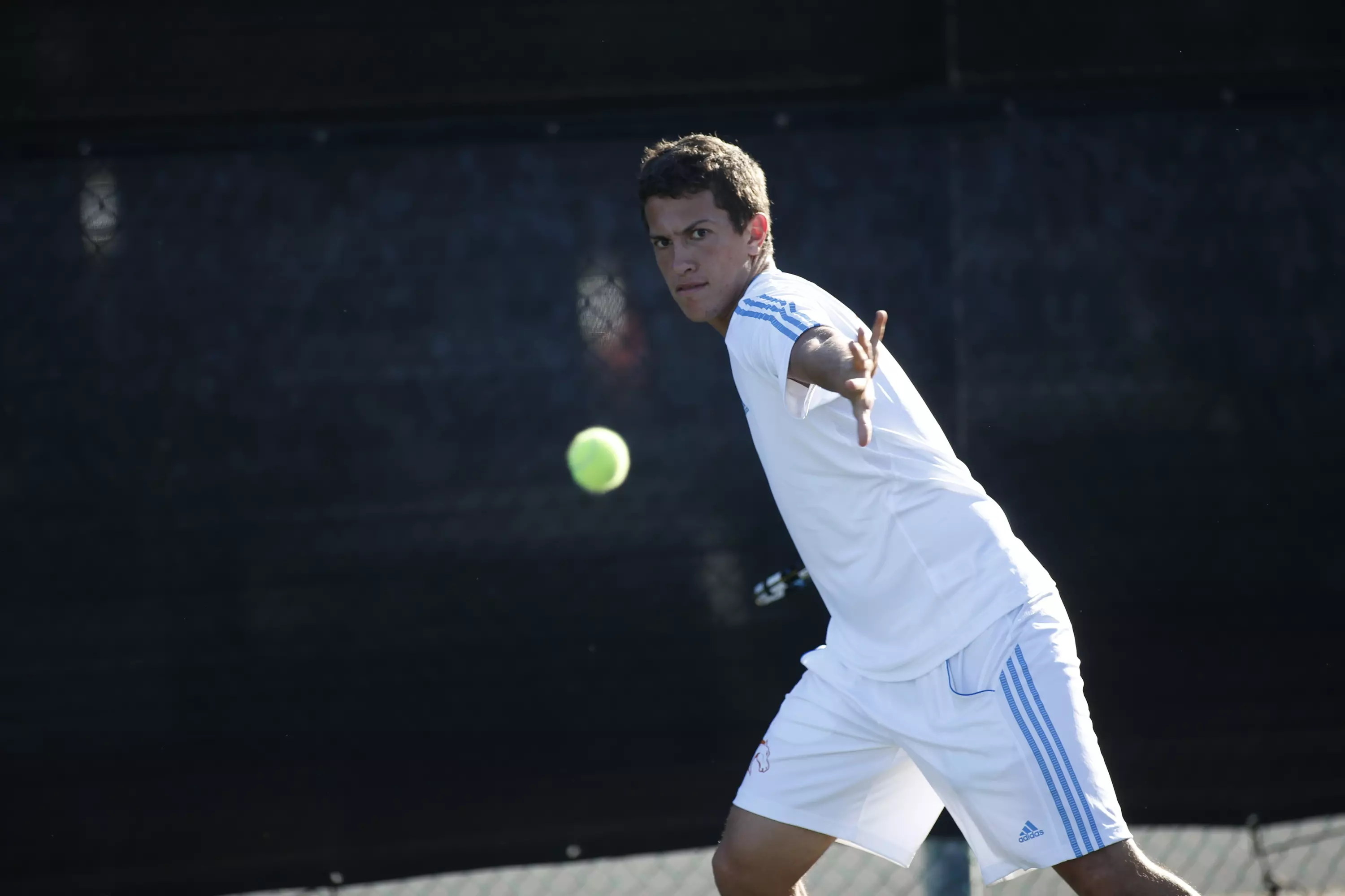 Feshman Carlos Arbiza clinched the match for the Mavs with an impressive win at the No. 3 singles position.