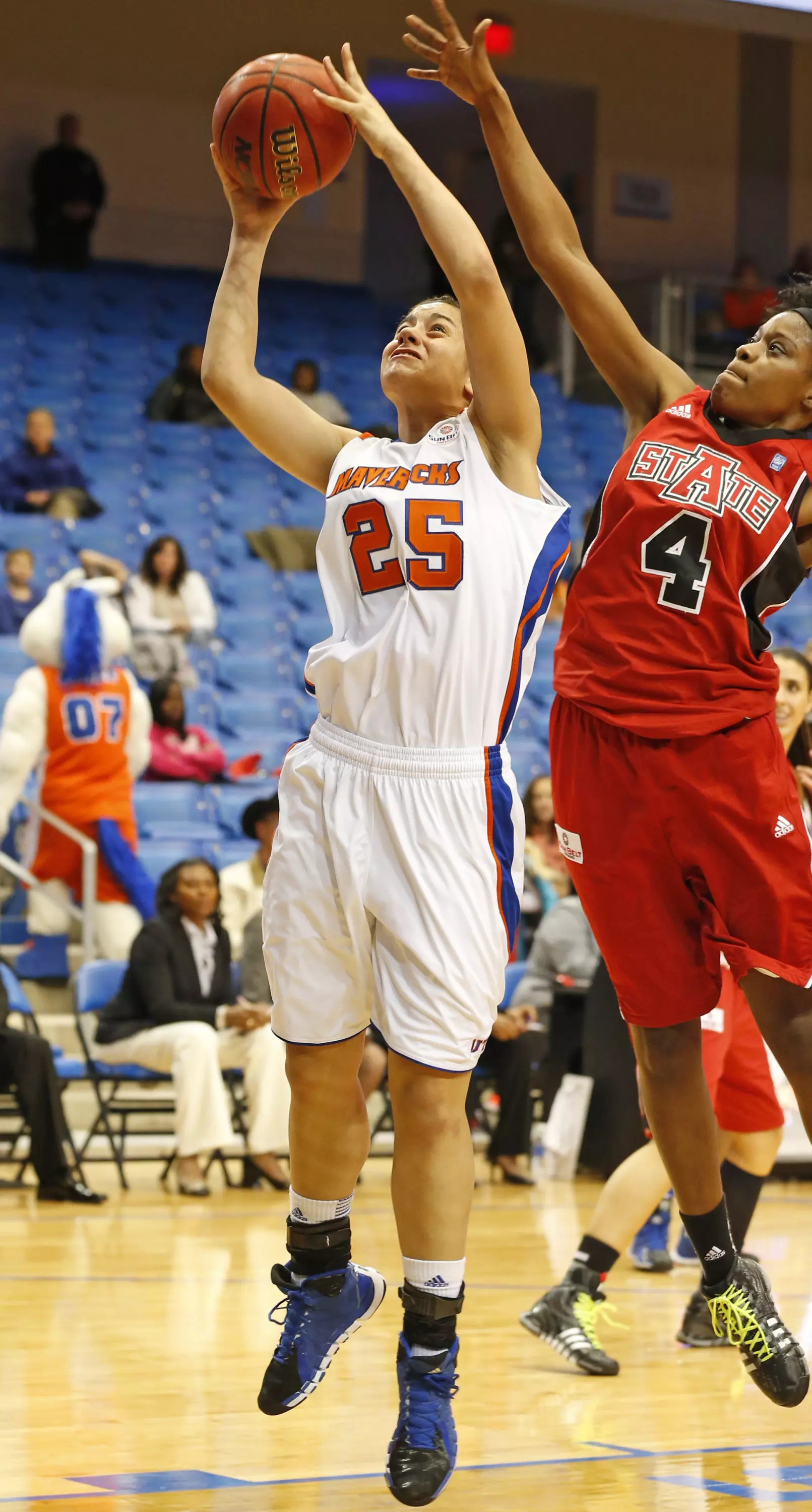 Freshman Allyson Te'o scored a career-high 12 points after shooting 6-8 from the floor.