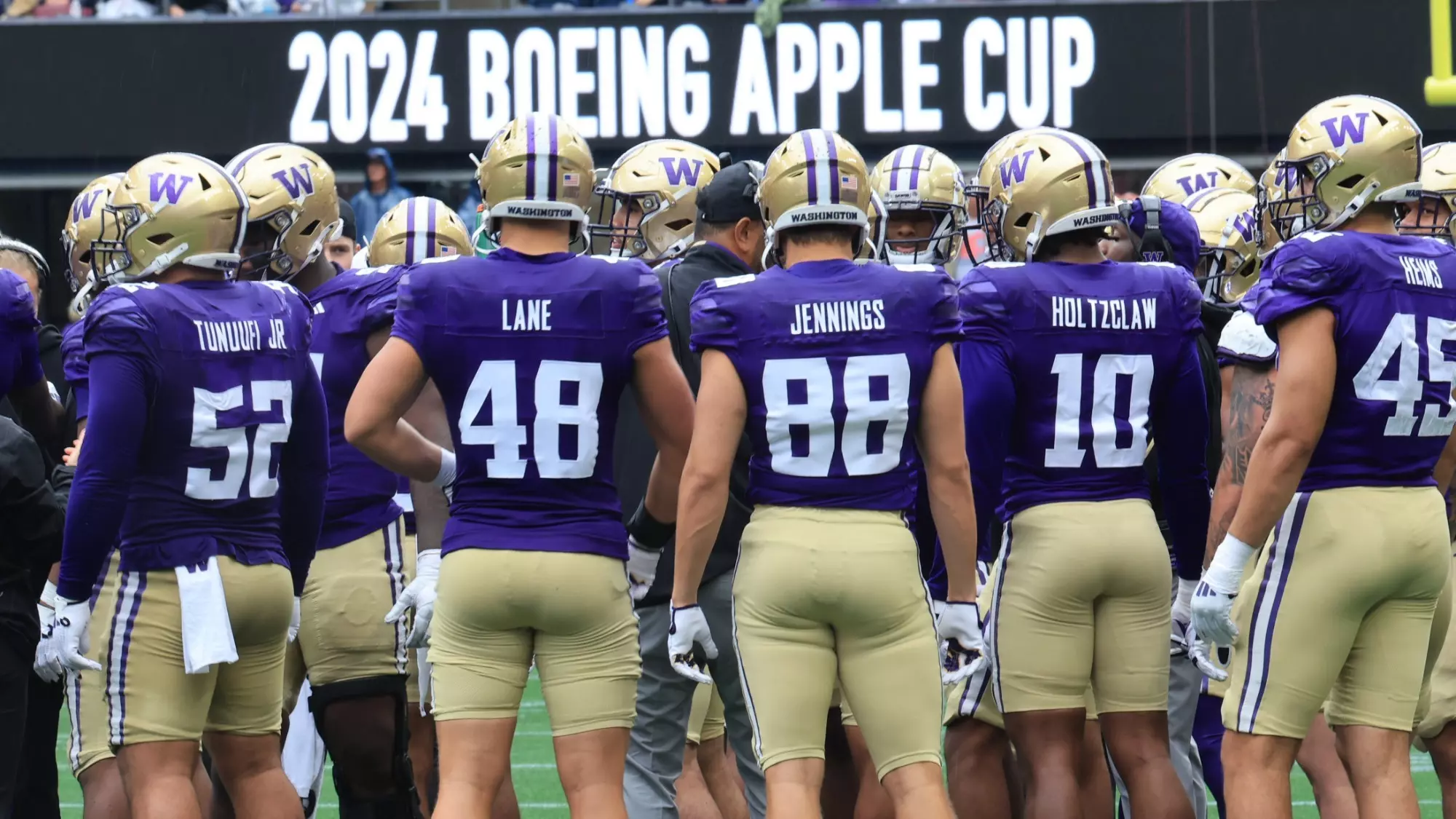 Washington football huddle at the Boeing Apple Cup