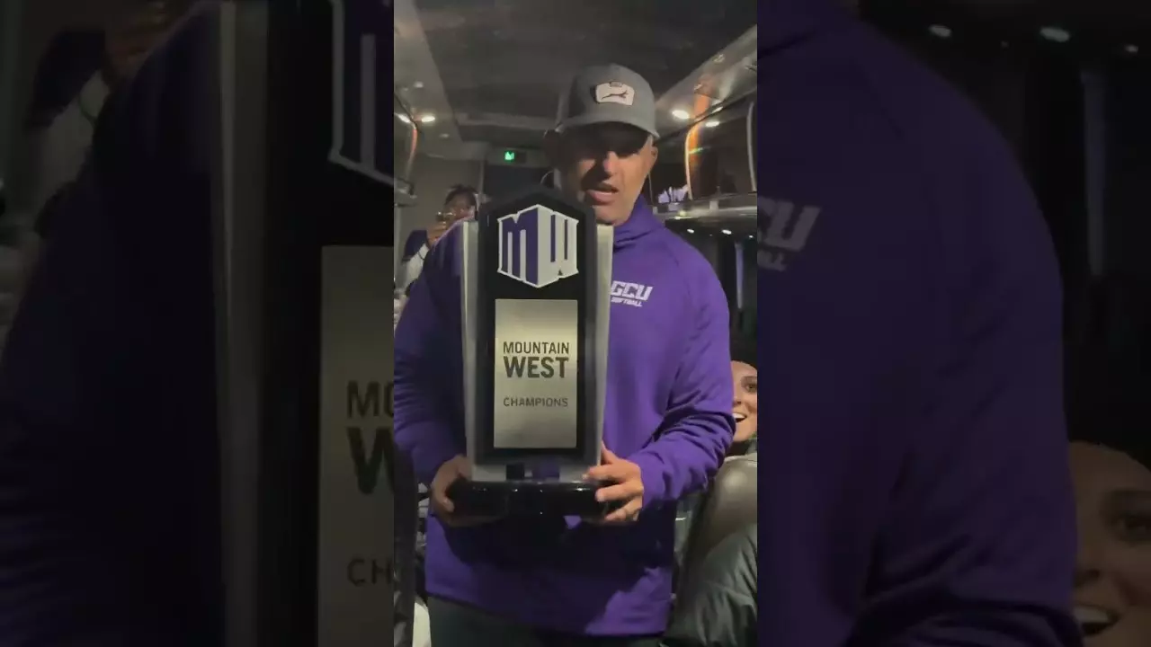 #softball celebrates a 'SHIP on the BUS 🏆🚌