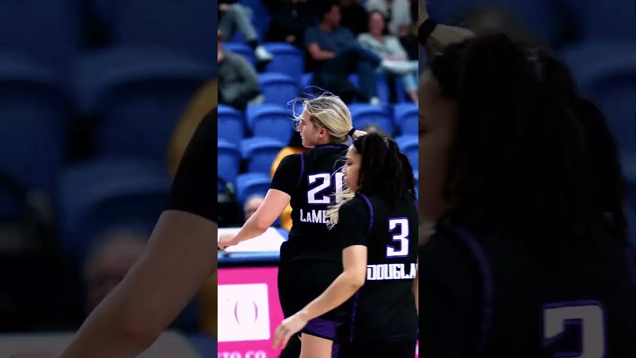 Jules ends the 3rd quarter with a bucket