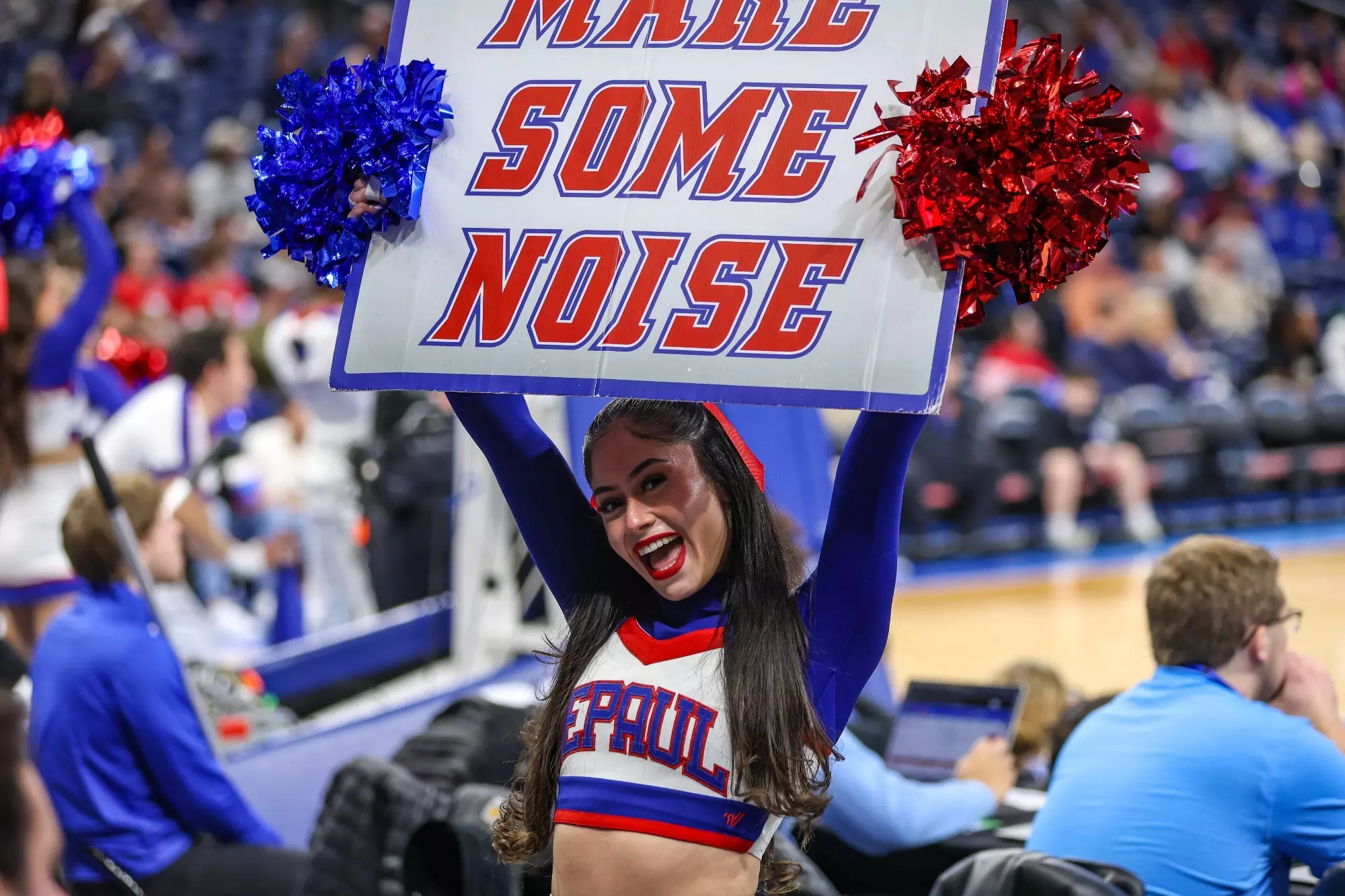 Cheerleaders holds sign that reads Make Some Noise