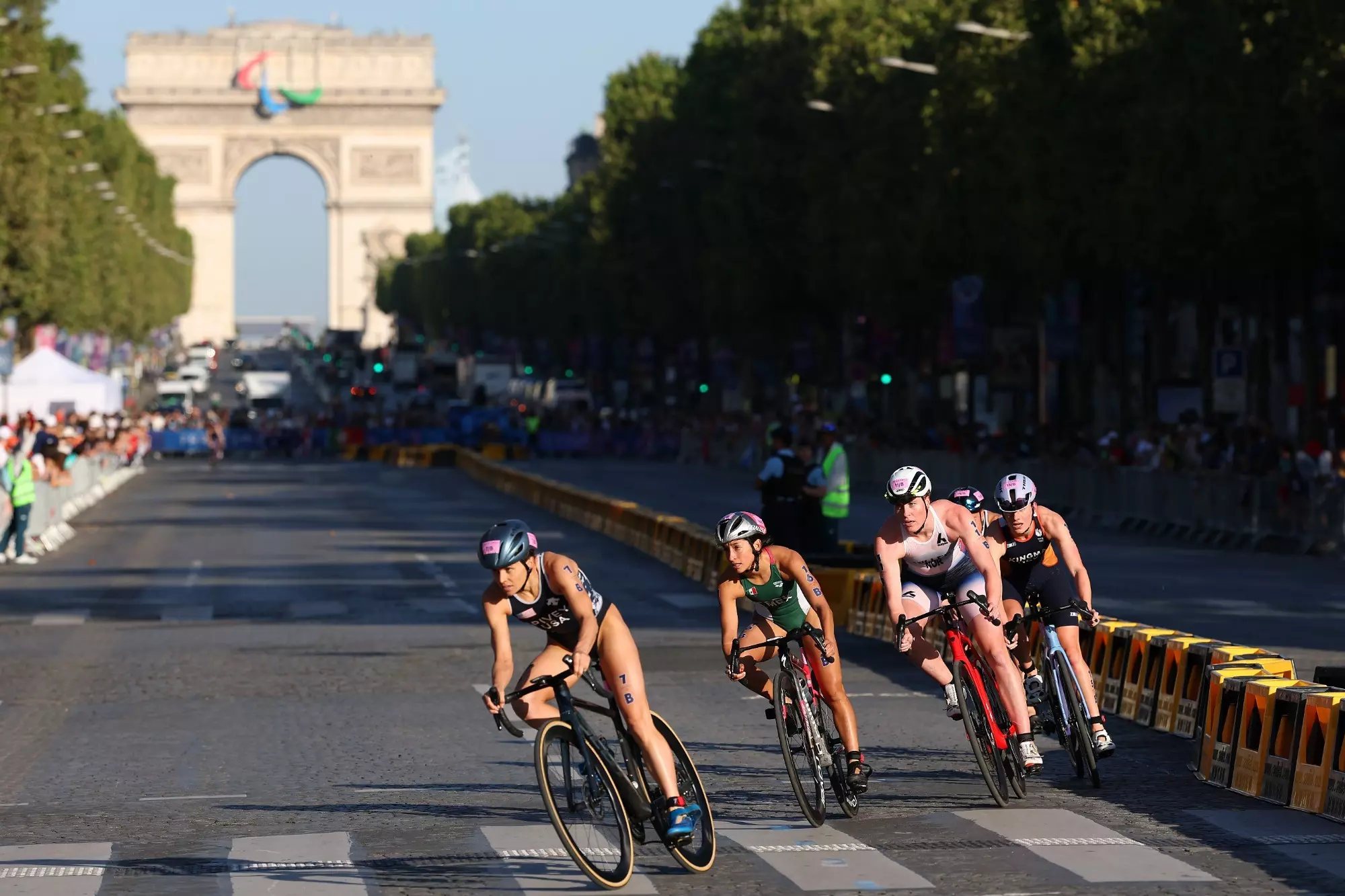 PARIS, FRANCE - AUGUST 05: Taylor Spivey of Team United States leads the pack during the Mixed Relay on day ten of the Olympic Games Paris 2024 at Pont Alexandre III on August 05, 2024 in Paris, France. (Photo by Lintao Zhang/Getty Images)