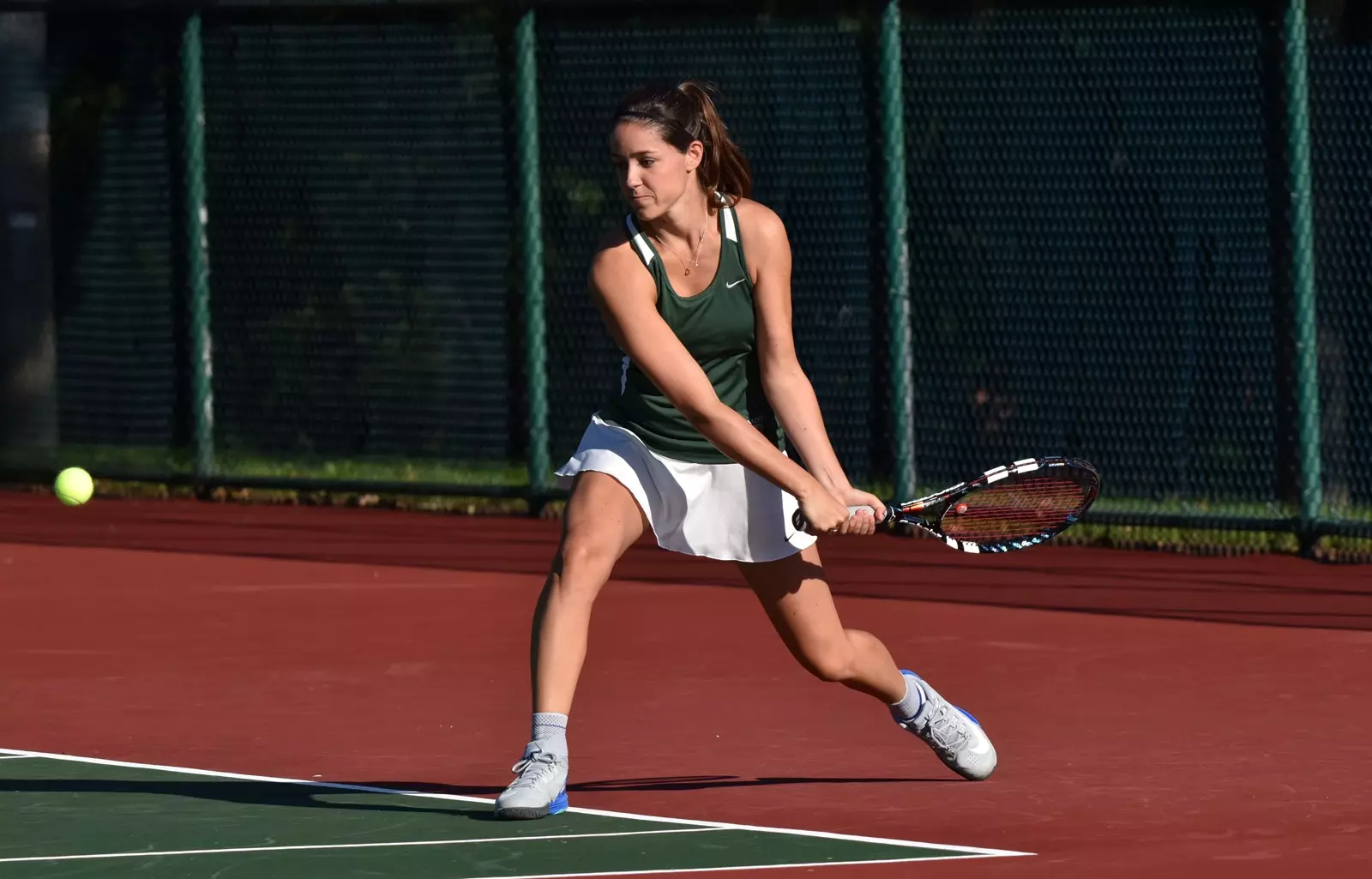 Un jeune garçon tenant une raquette de tennis sur un court de tennis photo – Préadolescents Un jeune garçon tenant une raquette de tennis sur un court de tennis photo – Préadolescents