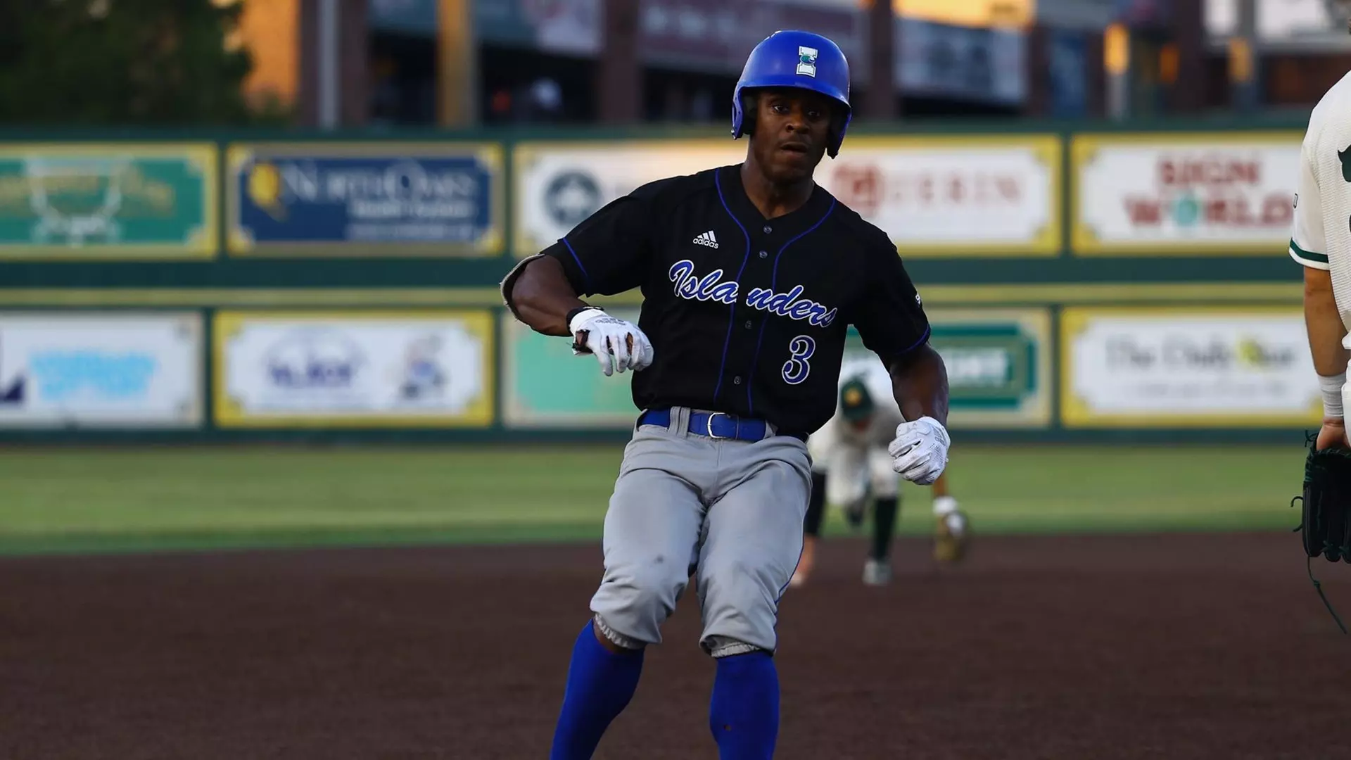Underdog Islanders Upend Host SLU with Jones' Hot Bat - Texas A&M-Corpus Christi Athletics underdog-islanders-upend-host-slu-with-jones-hot-bat-texas-a-m-corpus-christi-athletics