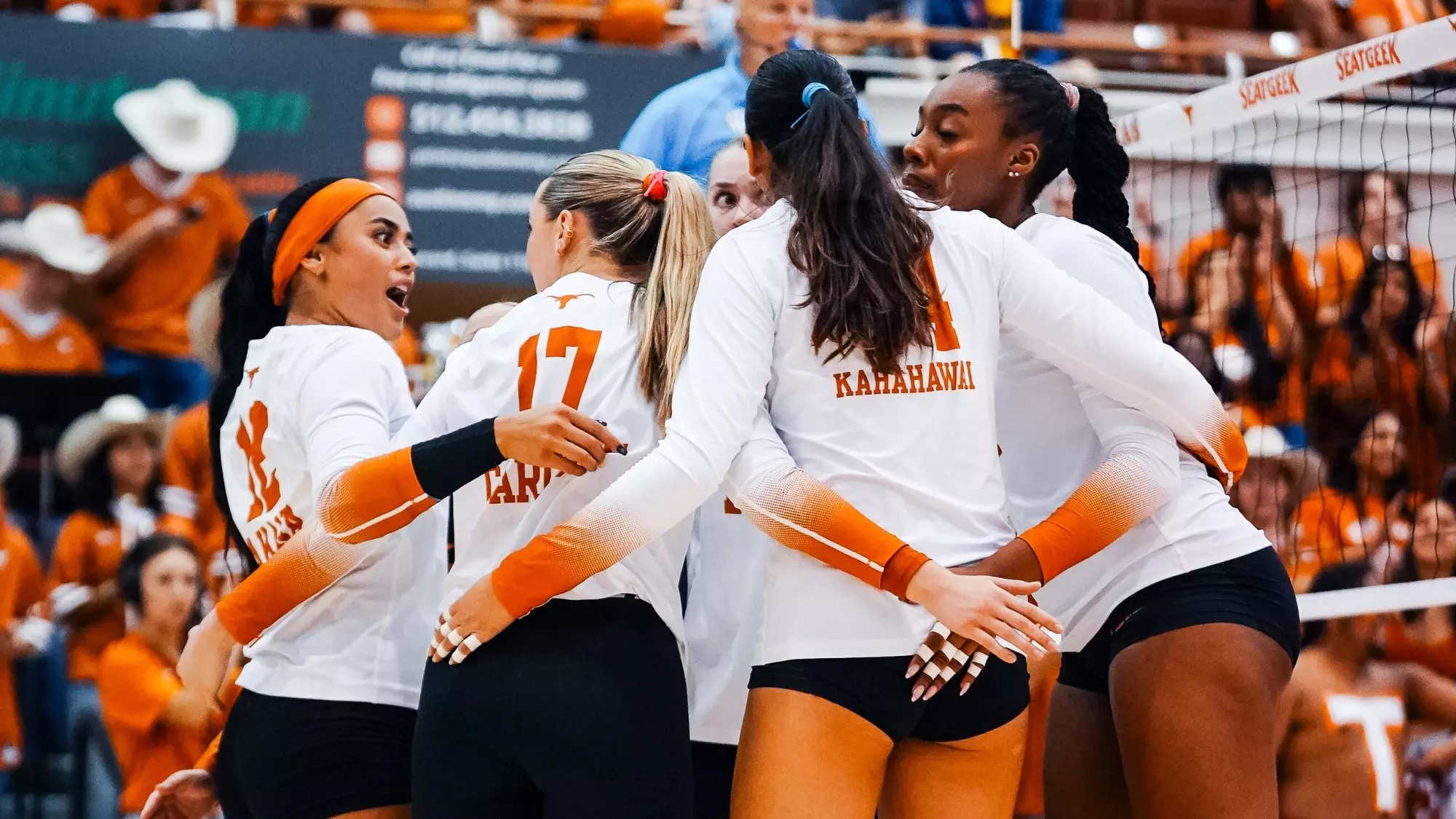 No. 8 Volleyball beats Hawaii on Friday - University of Texas Athletics