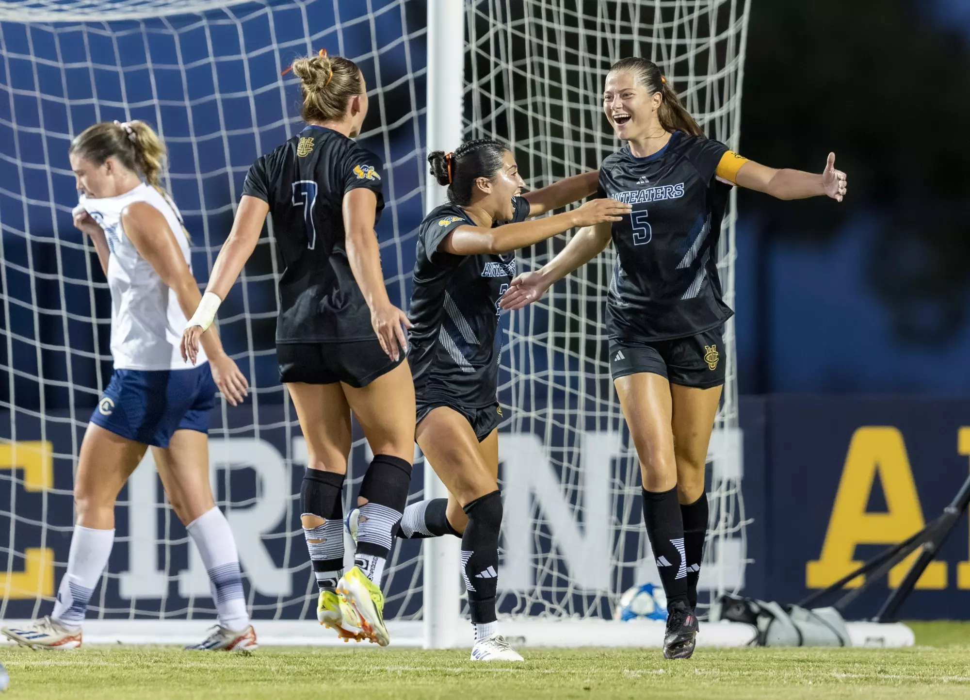 suus-debakker-mirayah-villalpando-uci-wsoc-2025-ucdavis