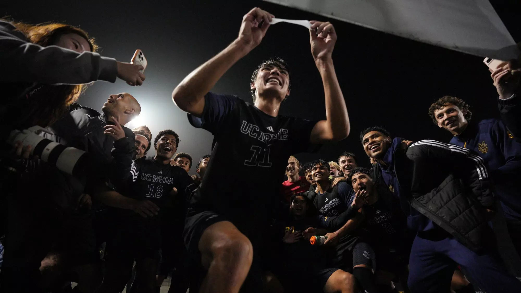 gage-lyons-uci-msoc-2025-bigwestsemifinal-celebration-team-calpoly