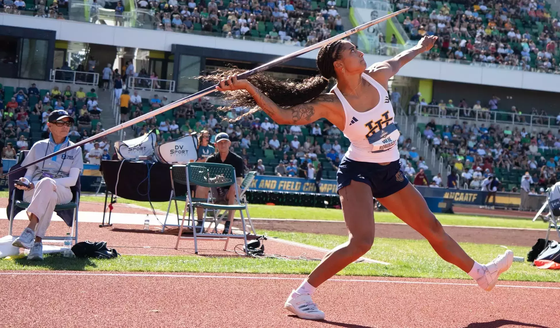 Jolie Robinson throwing the javelin at Hayward Field