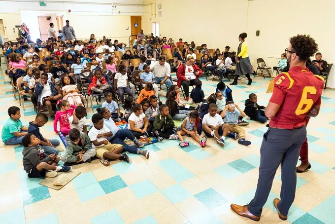 Michael Pittman Jr reads to children