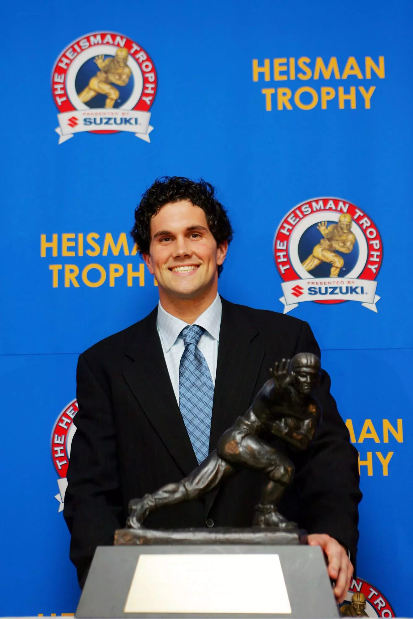 Matt Leinart with Heisman Trophy