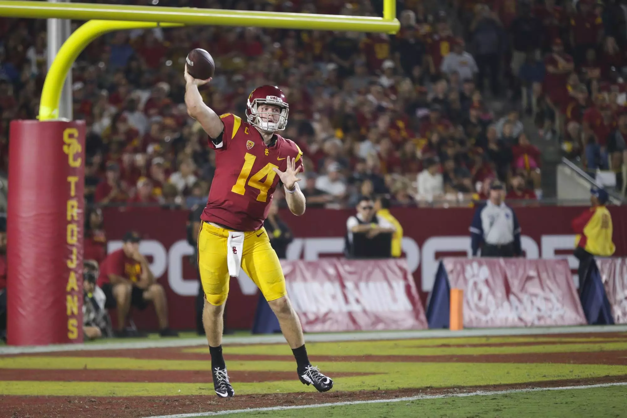 Sam Darnold throws ball