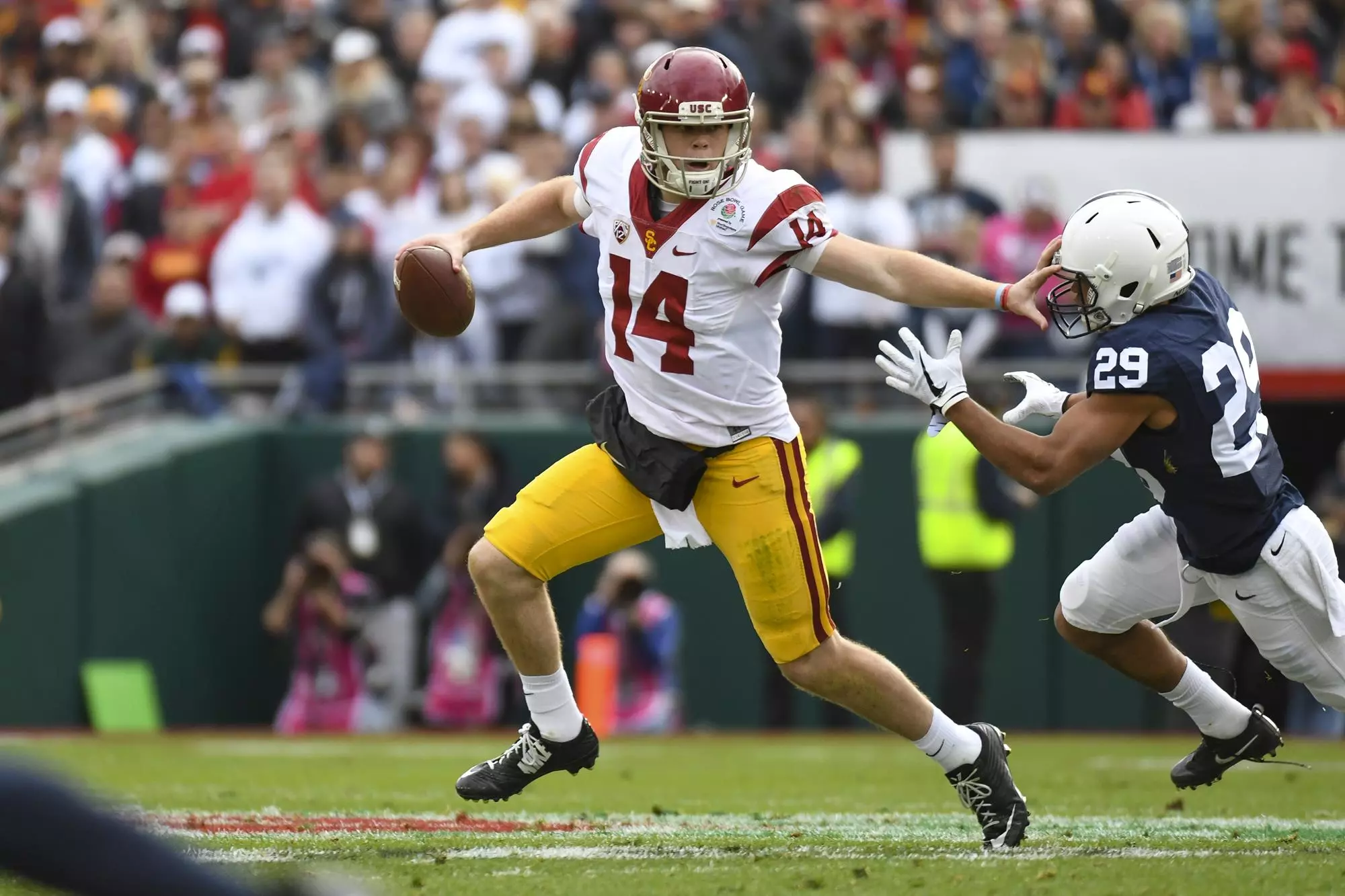 Sam Darnold stiff-arms Penn State player in 2017 Rose Bowl