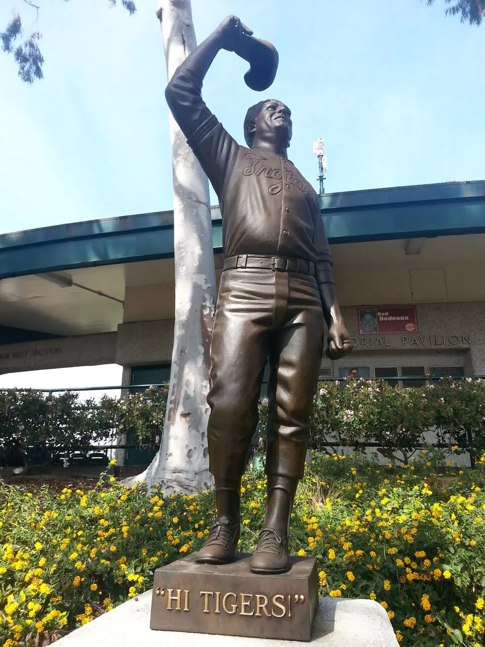 Rod Dedeaux statue