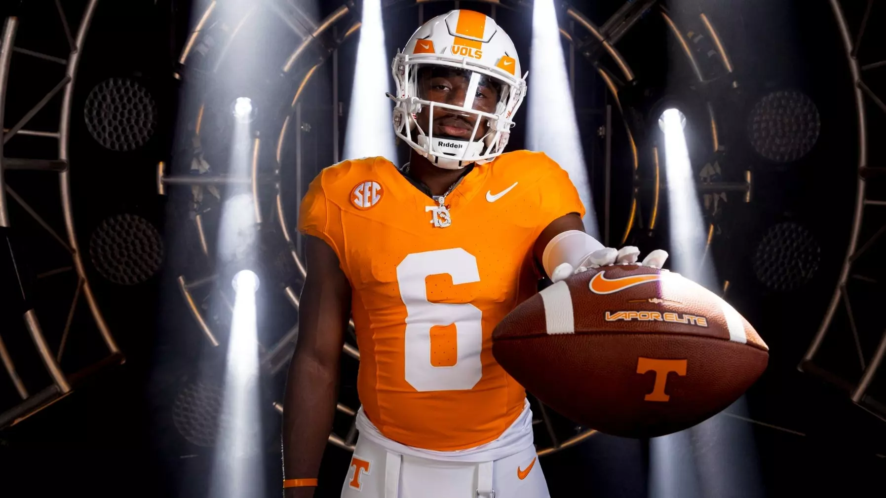 FB PREVIEW: #8/9 Vols Back at Home to Wrestle Rival Gators in Primetime - University of Tennessee Athletics