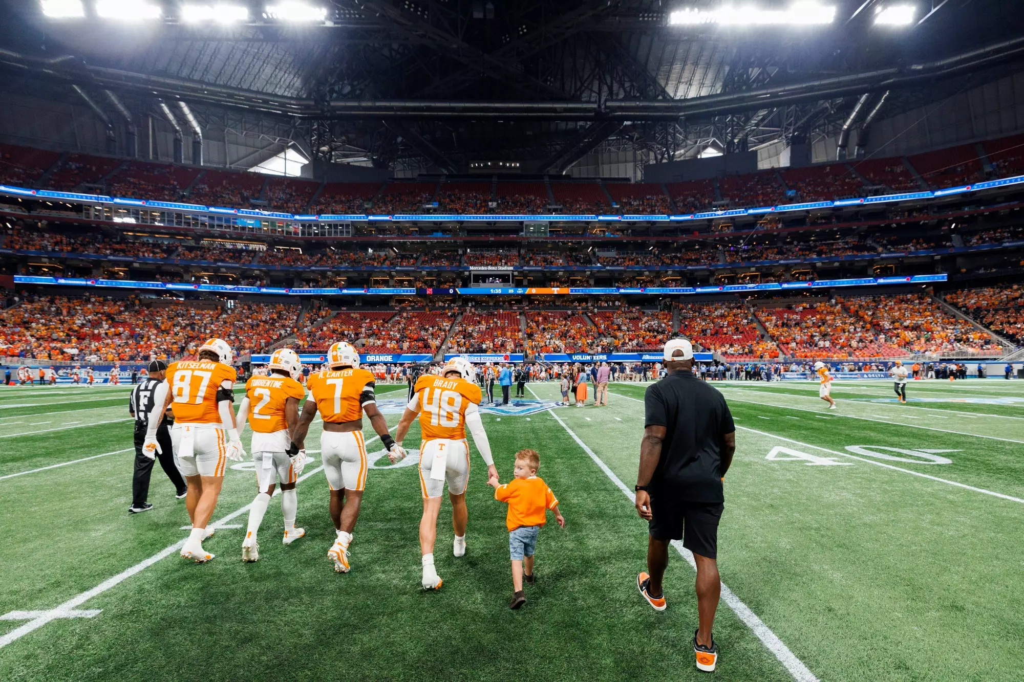 ATLANTA, GA - August 30, 2025 - Tight end Miles Kitselman #87, Defensive back Andre Turrentine #2, Linebacker Arion Carter #7, Long snapper Bennett Brady #48 and VFL Al Wilson before the Aflac Kickoff game between the Syracuse Orange and the Tennessee Volunteers at Mercedes-Benz Stadium in Atlanta, GA. Photo By Kate Luffman/Tennessee Athletics