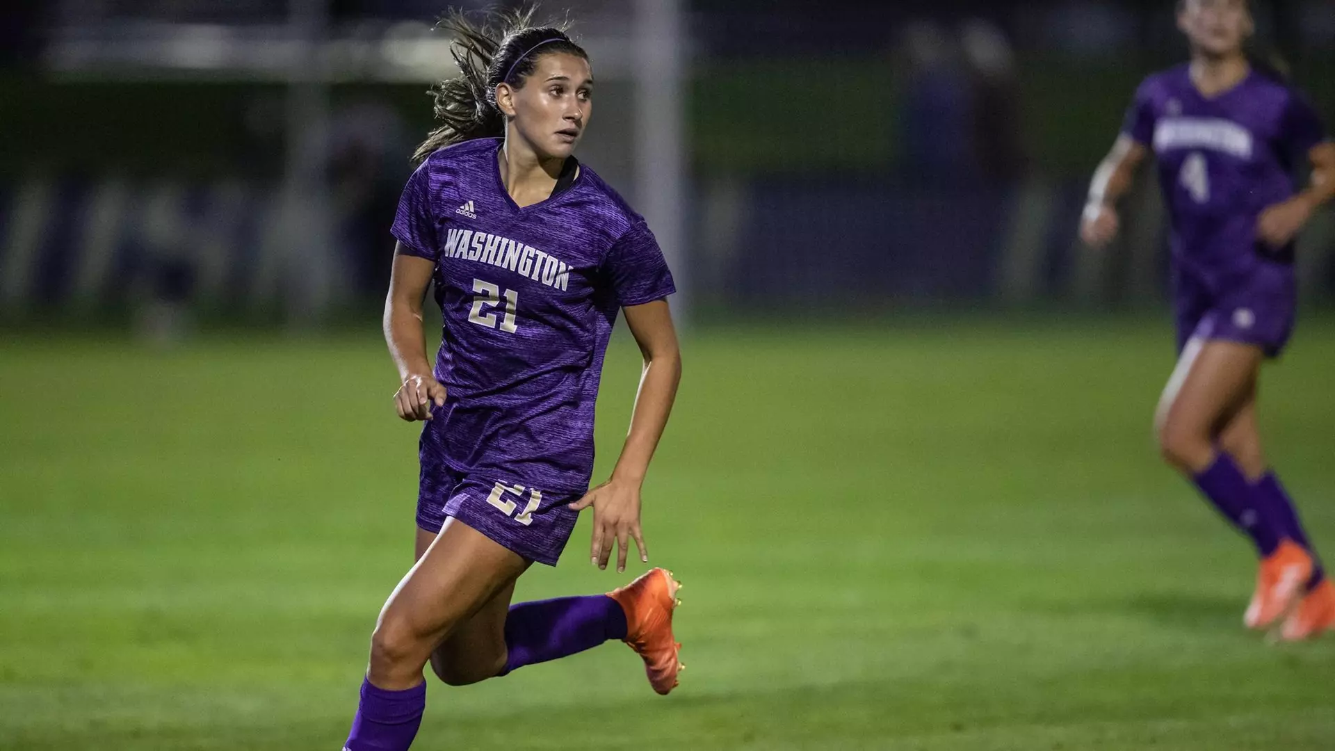 Olivia van der Jagt dribbles