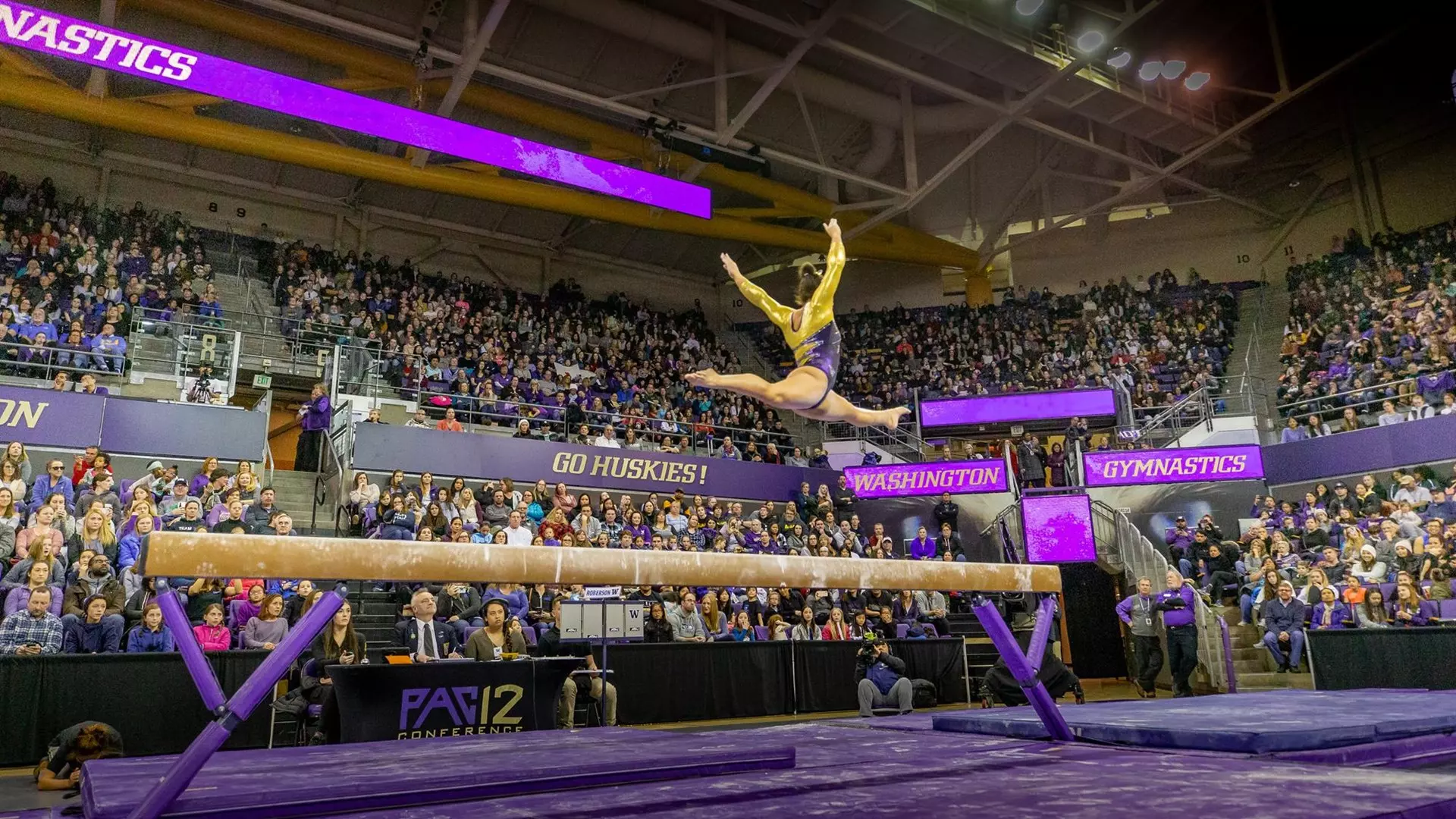 Evanni Roberson performs on beam