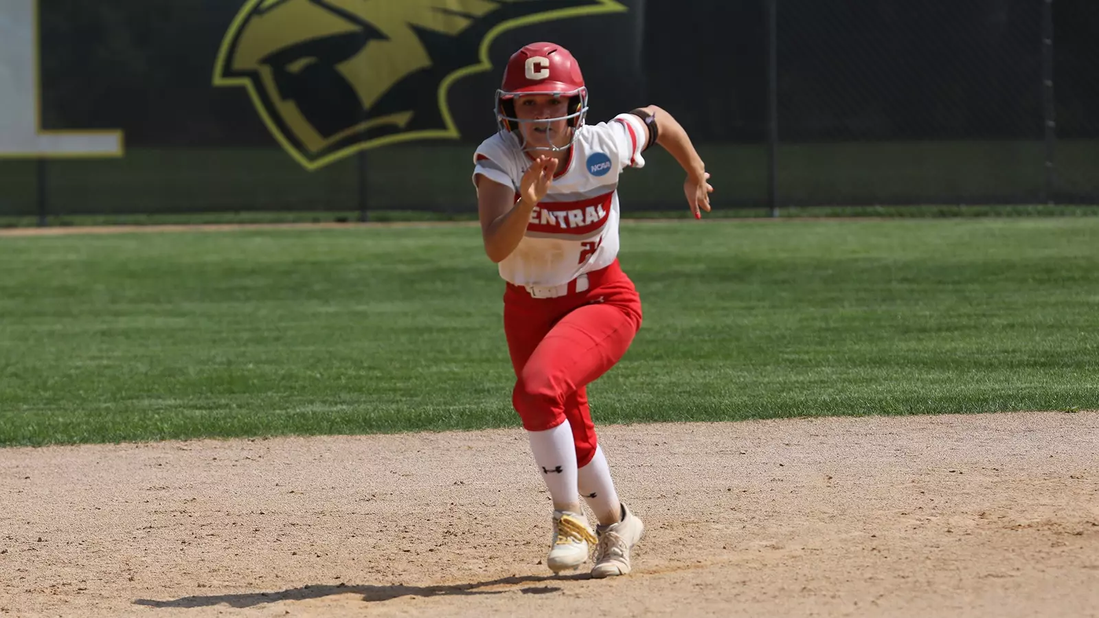 Basering Big Red softball team sweeps Big Blue - Central College Athletics