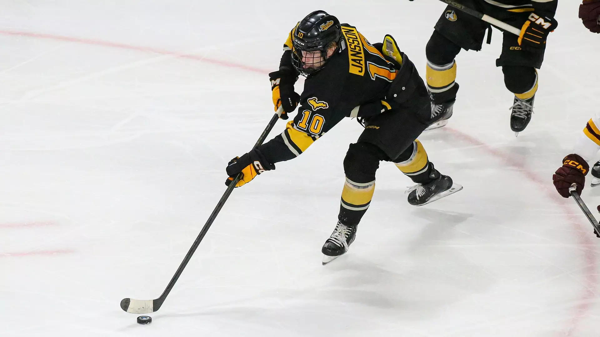 Huskies earn split with Saturday win at #15 St. Thomas - Michigan Tech