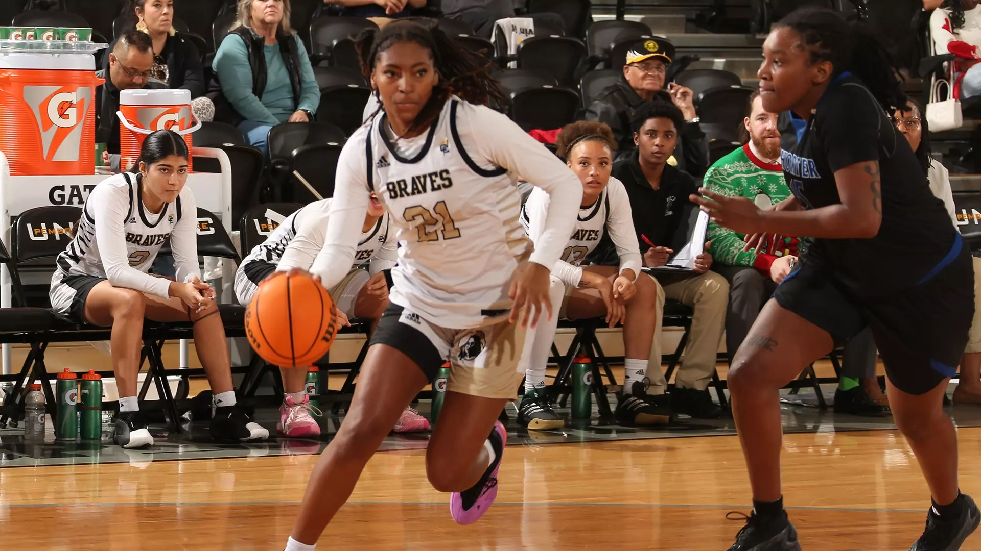 Women s Basketball Fends Off Shorter For Education Appreciation Day women-s-basketball-fends-off-shorter-for-education-appreciation-day