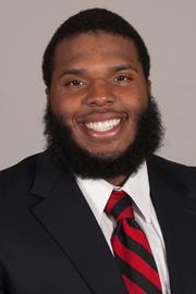 November 21, 2015: Georgia Bulldogs guard Isaiah Wynn (77) helps