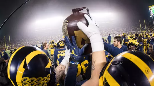 Watch All or Nothing: The Michigan Wolverines - Season 1