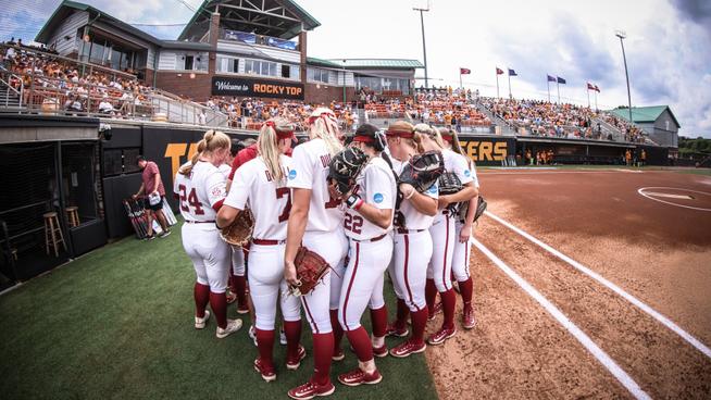 Alabama softball players huddle pregame for Super Regionals at Tennessee (May 24, 2024)