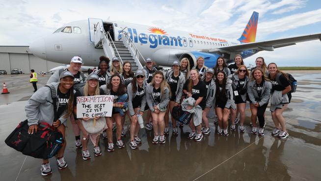 Alabama Softball team poses outside its plane in Oklahoma City ahead of the Women's College World Series (May 28, 2024)